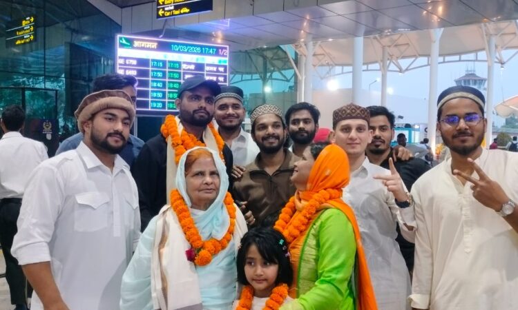 सिविल सर्विस परीक्षा में 354वीं रैंक हासिल करने वाले राँची के इस्तियाक रहमान का राँची एयरपोर्ट पर स्वागत करते लोग