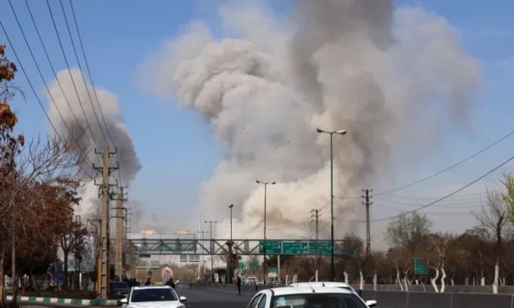 कुवैत सिटी में अमेरिकी दूतावास का प्रवेश द्वार, सुरक्षा कारणों से बंद