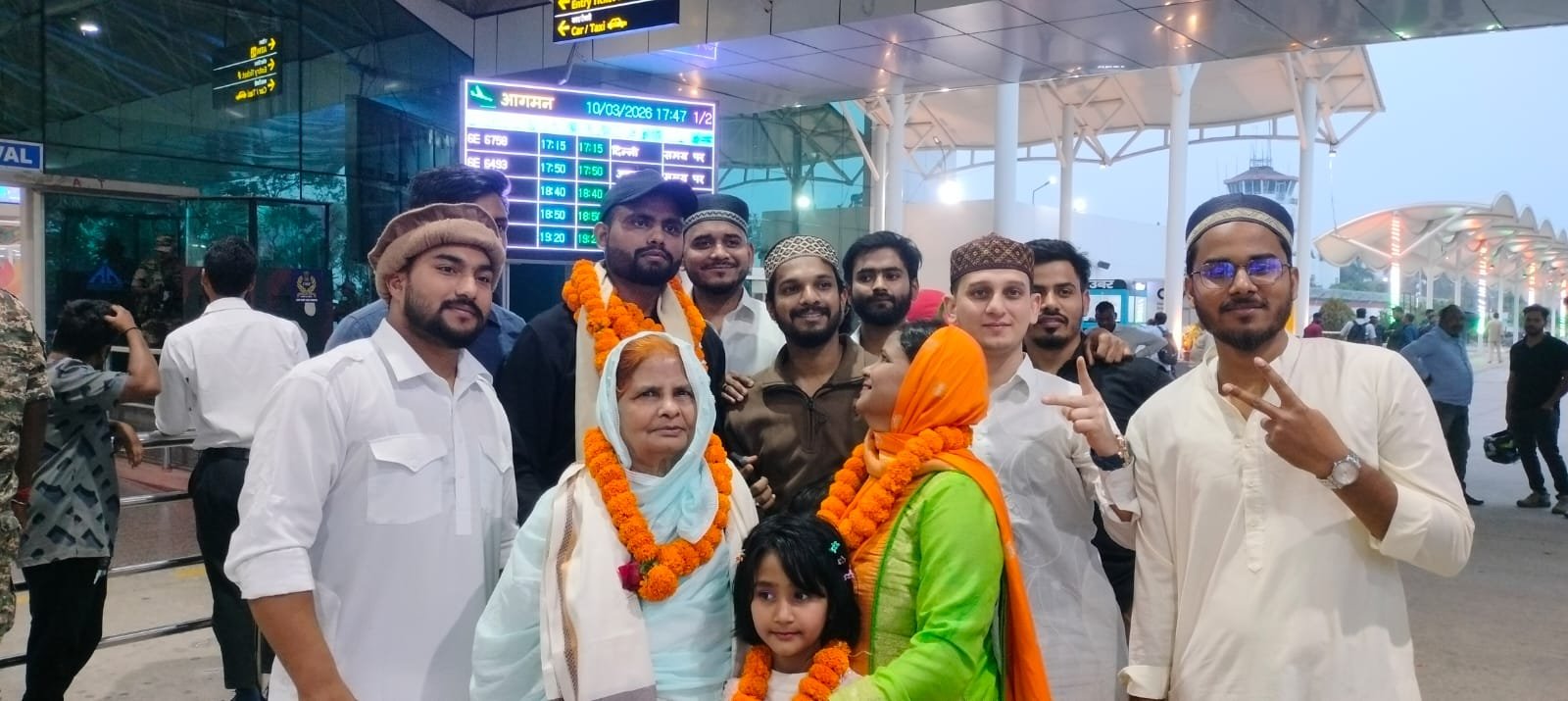 सिविल सर्विस परीक्षा में 354वीं रैंक हासिल करने वाले राँची के इस्तियाक रहमान का राँची एयरपोर्ट पर स्वागत करते लोग