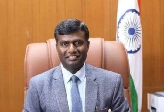 रांची में जिला प्रशासन की बैठक, निजी स्कूलों की फीस नियंत्रण और नए नियम लागू करने पर चर्चा करते अधिकारी