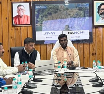 समाहरणालय रांची में अधिकारियों के साथ बैठक करते उपायुक्त मंजूनाथ भजन्त्री