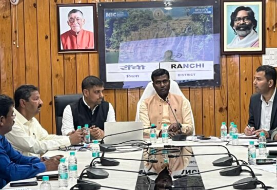 समाहरणालय रांची में अधिकारियों के साथ बैठक करते उपायुक्त मंजूनाथ भजन्त्री