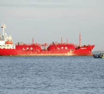 हॉर्मुज जलडमरूमध्य से गुजरता LPG टैंकर, भारत के लिए गैस लेकर जा रहा जहाज।