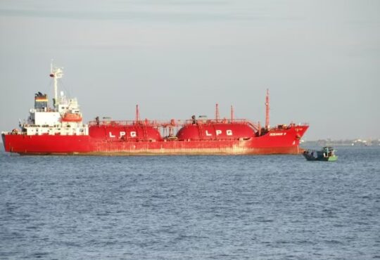 हॉर्मुज जलडमरूमध्य से गुजरता LPG टैंकर, भारत के लिए गैस लेकर जा रहा जहाज।