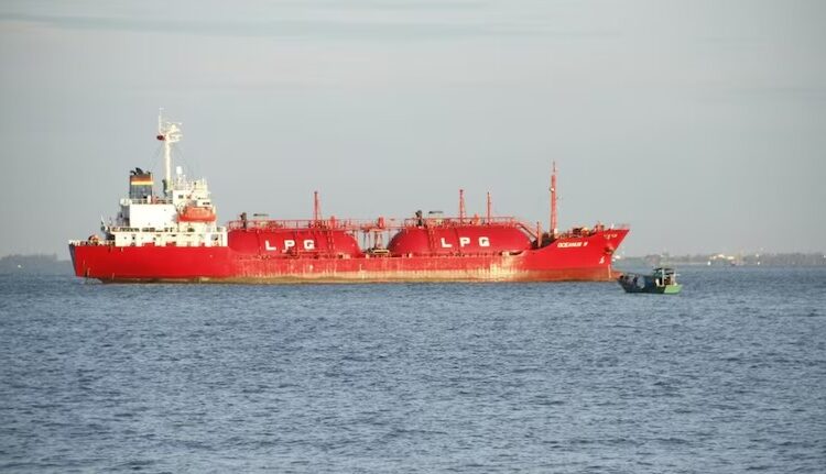 हॉर्मुज जलडमरूमध्य से गुजरता LPG टैंकर, भारत के लिए गैस लेकर जा रहा जहाज।