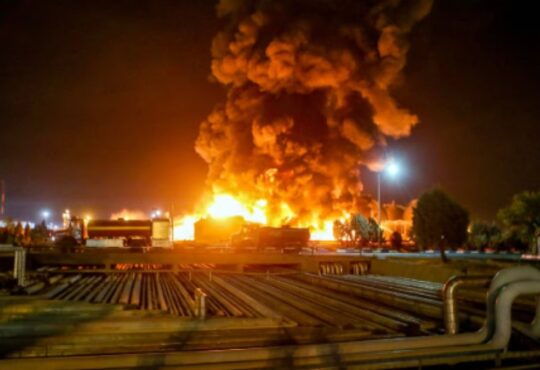 Tehran में इज़राइल की एयरस्ट्राइक के बाद धुआं उठता हुआ