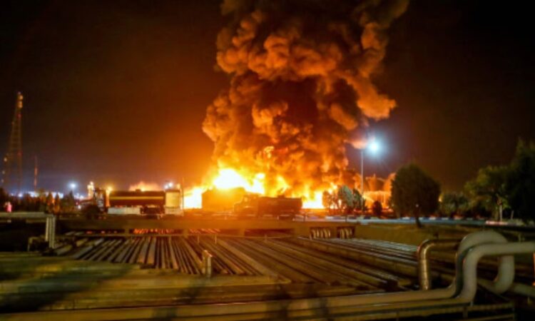 Tehran में इज़राइल की एयरस्ट्राइक के बाद धुआं उठता हुआ