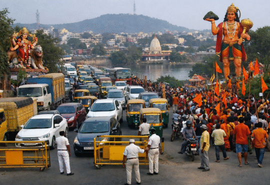रांची में रामनवमी के दौरान ट्रैफिक जाम, पुलिस बैरिकेडिंग और शोभा यात्रा का दृश्य