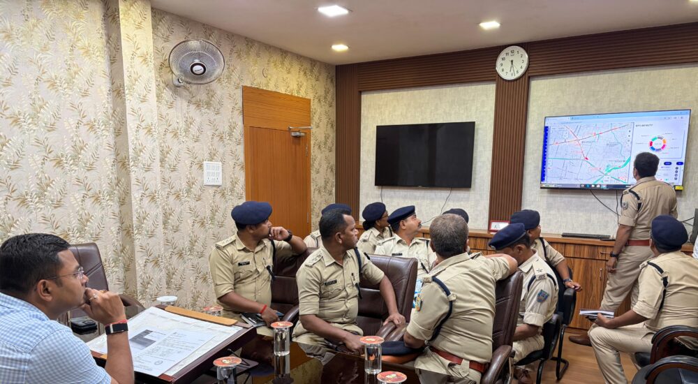“रांची में पुलिस कंट्रोल रूम में मॉनिटरिंग स्क्रीन पर पेट्रोलिंग वाहनों की GPS लोकेशन ट्रैक करते अधिकारी”