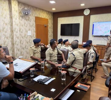 “रांची में पुलिस कंट्रोल रूम में मॉनिटरिंग स्क्रीन पर पेट्रोलिंग वाहनों की GPS लोकेशन ट्रैक करते अधिकारी”
