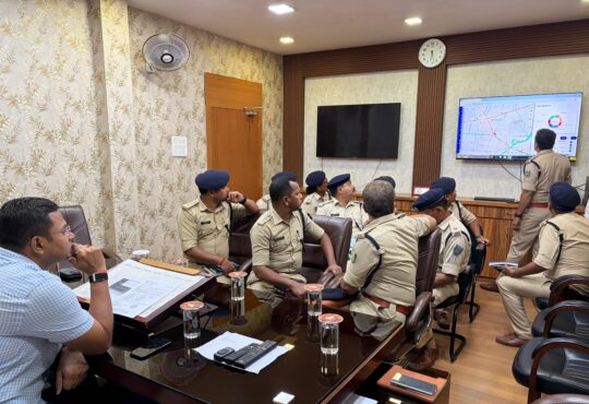 “रांची में पुलिस कंट्रोल रूम में मॉनिटरिंग स्क्रीन पर पेट्रोलिंग वाहनों की GPS लोकेशन ट्रैक करते अधिकारी”