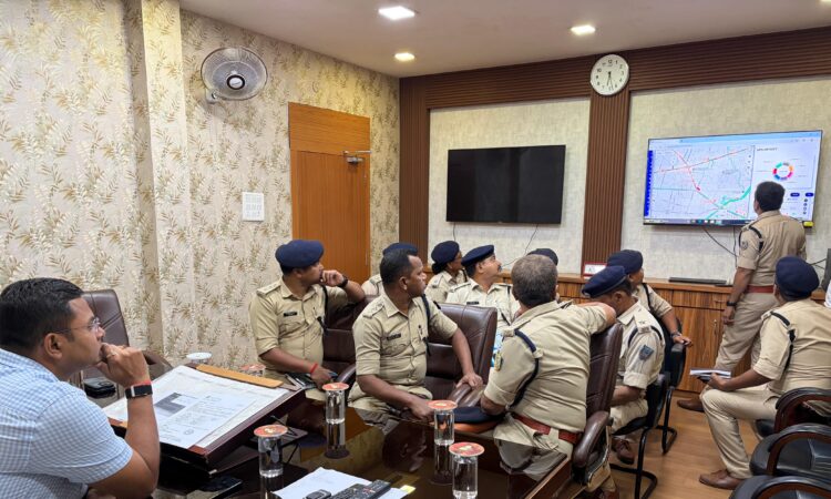 “रांची में पुलिस कंट्रोल रूम में मॉनिटरिंग स्क्रीन पर पेट्रोलिंग वाहनों की GPS लोकेशन ट्रैक करते अधिकारी”