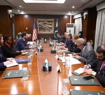 इस्लामाबाद में अमेरिका-ईरान वार्ता के दौरान बैठक की प्रतीकात्मक तस्वीर, 21 घंटे की बातचीत के बाद शांति समझौता नहीं हो सका