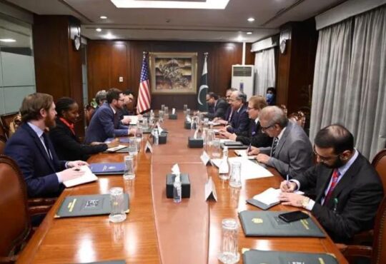 इस्लामाबाद में अमेरिका-ईरान वार्ता के दौरान बैठक की प्रतीकात्मक तस्वीर, 21 घंटे की बातचीत के बाद शांति समझौता नहीं हो सका