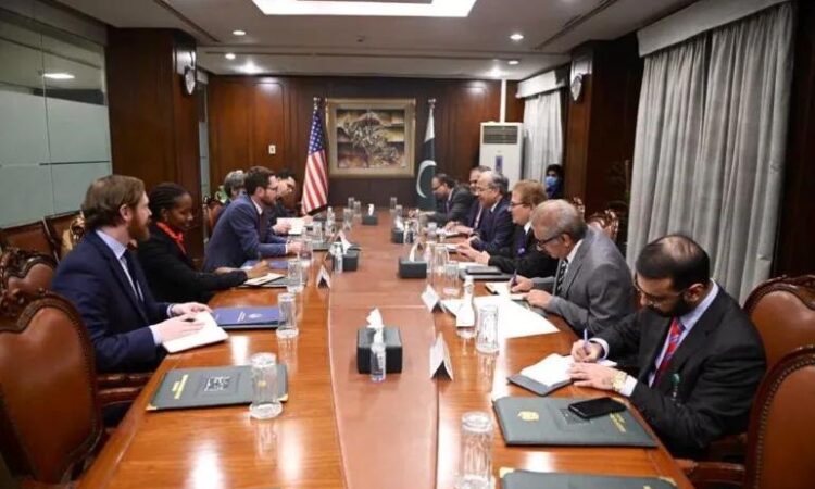 इस्लामाबाद में अमेरिका-ईरान वार्ता के दौरान बैठक की प्रतीकात्मक तस्वीर, 21 घंटे की बातचीत के बाद शांति समझौता नहीं हो सका