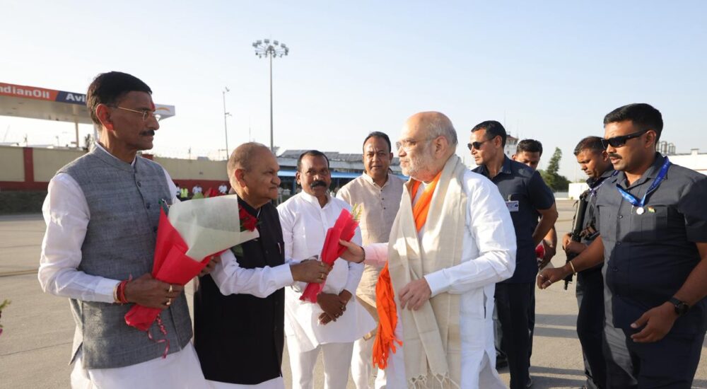 रांची एयरपोर्ट पर अमित शाह का स्वागत करते झारखंड बीजेपी नेता, मुलाकात के दौरान चर्चा का दृश्य
