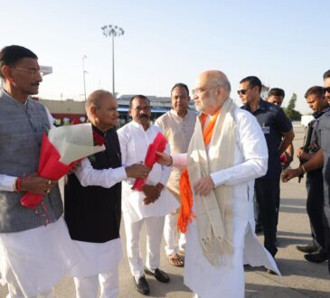 रांची एयरपोर्ट पर अमित शाह का स्वागत करते झारखंड बीजेपी नेता, मुलाकात के दौरान चर्चा का दृश्य