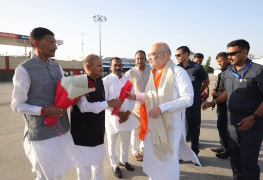 रांची एयरपोर्ट पर अमित शाह का स्वागत करते झारखंड बीजेपी नेता, मुलाकात के दौरान चर्चा का दृश्य