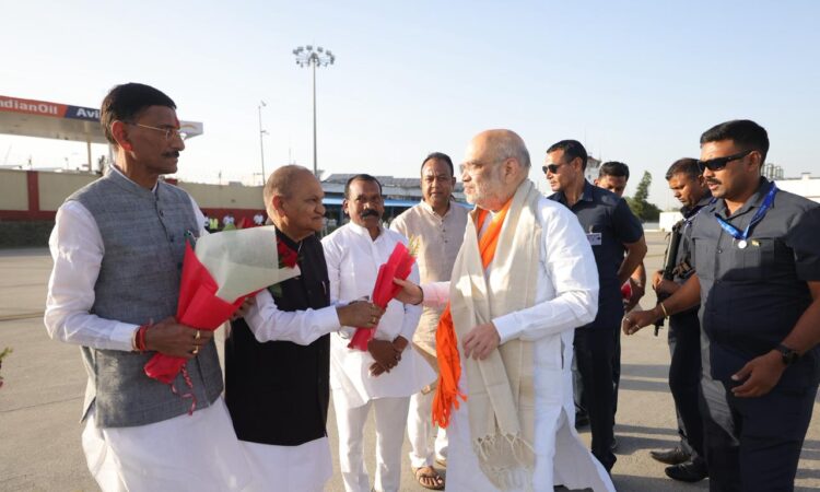 रांची एयरपोर्ट पर अमित शाह का स्वागत करते झारखंड बीजेपी नेता, मुलाकात के दौरान चर्चा का दृश्य