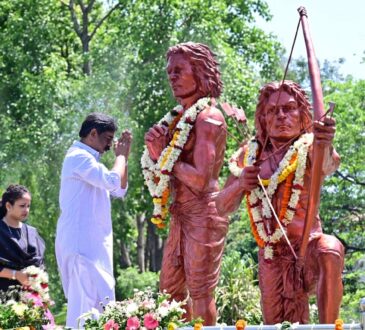 रांची के मोरहाबादी स्थित सिदो-कान्हू पार्क में मुख्यमंत्री हेमंत सोरेन और कल्पना सोरेन द्वारा सिदो-कान्हू की प्रतिमा पर माल्यार्पण करते हुए श्रद्धांजलि अर्पित करने का दृश्य