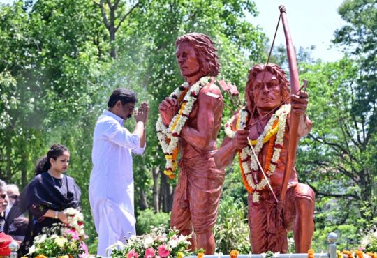 रांची के मोरहाबादी स्थित सिदो-कान्हू पार्क में मुख्यमंत्री हेमंत सोरेन और कल्पना सोरेन द्वारा सिदो-कान्हू की प्रतिमा पर माल्यार्पण करते हुए श्रद्धांजलि अर्पित करने का दृश्य