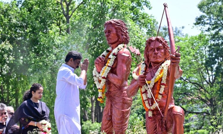 रांची के मोरहाबादी स्थित सिदो-कान्हू पार्क में मुख्यमंत्री हेमंत सोरेन और कल्पना सोरेन द्वारा सिदो-कान्हू की प्रतिमा पर माल्यार्पण करते हुए श्रद्धांजलि अर्पित करने का दृश्य