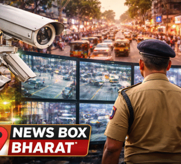 रांची शहर में CCTV कैमरा और पुलिस अधिकारी द्वारा मॉनिटरिंग करते हुए व्यस्त सड़क का दृश्य, सुरक्षा और निगरानी को दर्शाता हुआ