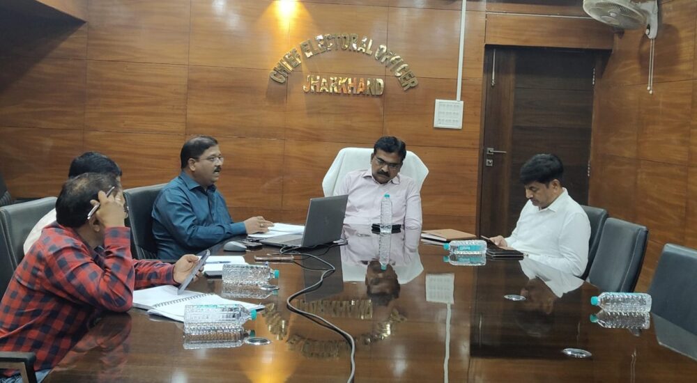 रांची में अधिकारियों के साथ बैठक करते मुख्य निर्वाचन पदाधिकारी के. रवि कुमार, मतदाता सूची पुनरीक्षण (SIR) और मीडिया प्रबंधन पर दिशा-निर्देश देते हुए।