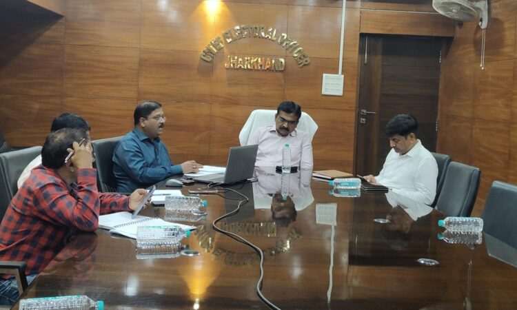 रांची में अधिकारियों के साथ बैठक करते मुख्य निर्वाचन पदाधिकारी के. रवि कुमार, मतदाता सूची पुनरीक्षण (SIR) और मीडिया प्रबंधन पर दिशा-निर्देश देते हुए।