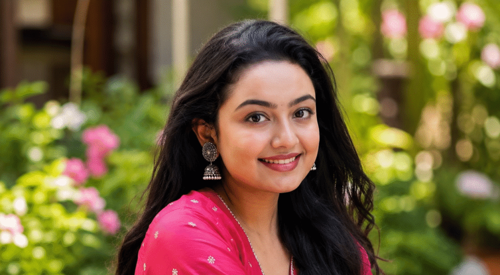गुलाबी रंग की ड्रेस पहने टीवी अभिनेत्री संचिता उगले की तस्वीर, जिनके 22 वर्ष की उम्र में निधन की खबर सामने आई है।