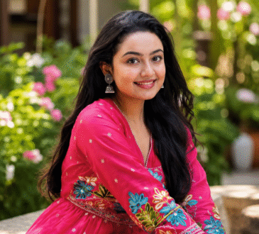 गुलाबी रंग की ड्रेस पहने टीवी अभिनेत्री संचिता उगले की तस्वीर, जिनके 22 वर्ष की उम्र में निधन की खबर सामने आई है।