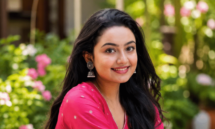 गुलाबी रंग की ड्रेस पहने टीवी अभिनेत्री संचिता उगले की तस्वीर, जिनके 22 वर्ष की उम्र में निधन की खबर सामने आई है।