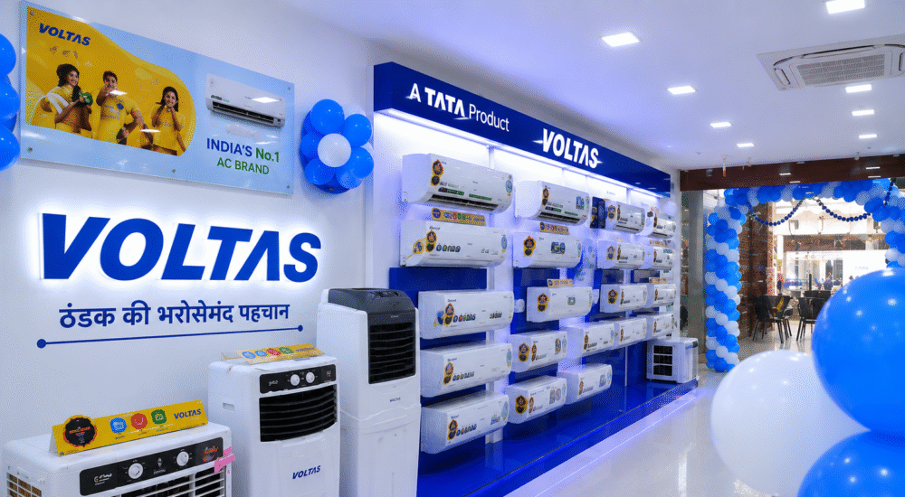 Voltas AC शोरूम में प्रदर्शित एयर कंडीशनर और कूलिंग प्रोडक्ट्स, 81 दिनों में 10 लाख AC बिक्री के रिकॉर्ड से जुड़ी तस्वीर।