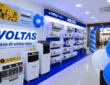 Voltas AC शोरूम में प्रदर्शित एयर कंडीशनर और कूलिंग प्रोडक्ट्स, 81 दिनों में 10 लाख AC बिक्री के रिकॉर्ड से जुड़ी तस्वीर।