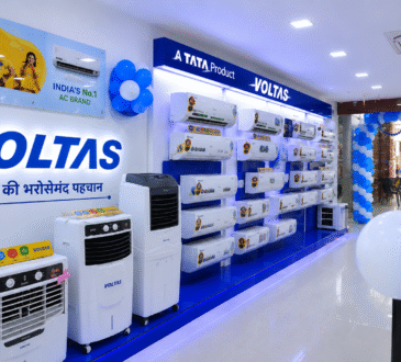 Voltas AC शोरूम में प्रदर्शित एयर कंडीशनर और कूलिंग प्रोडक्ट्स, 81 दिनों में 10 लाख AC बिक्री के रिकॉर्ड से जुड़ी तस्वीर।