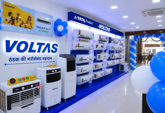 Voltas AC शोरूम में प्रदर्शित एयर कंडीशनर और कूलिंग प्रोडक्ट्स, 81 दिनों में 10 लाख AC बिक्री के रिकॉर्ड से जुड़ी तस्वीर।