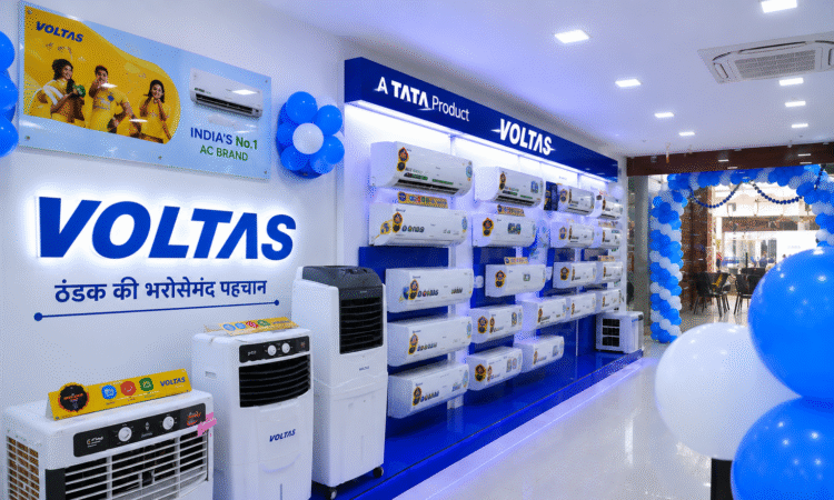 Voltas AC शोरूम में प्रदर्शित एयर कंडीशनर और कूलिंग प्रोडक्ट्स, 81 दिनों में 10 लाख AC बिक्री के रिकॉर्ड से जुड़ी तस्वीर।