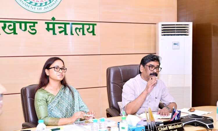 झारखंड मंत्रालय में कृषि, पशुपालन एवं सहकारिता विभाग की समीक्षा बैठक की अध्यक्षता करते मुख्यमंत्री हेमंत सोरेन