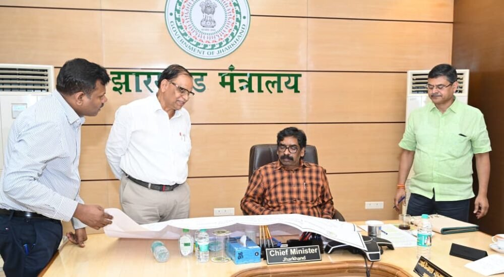 ऊर्जा विभाग की समीक्षा बैठक में अधिकारियों के साथ मुख्यमंत्री हेमंत सोरेन।