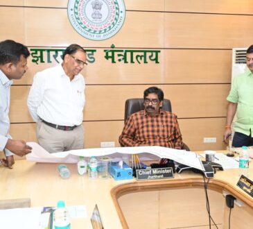 ऊर्जा विभाग की समीक्षा बैठक में अधिकारियों के साथ मुख्यमंत्री हेमंत सोरेन।