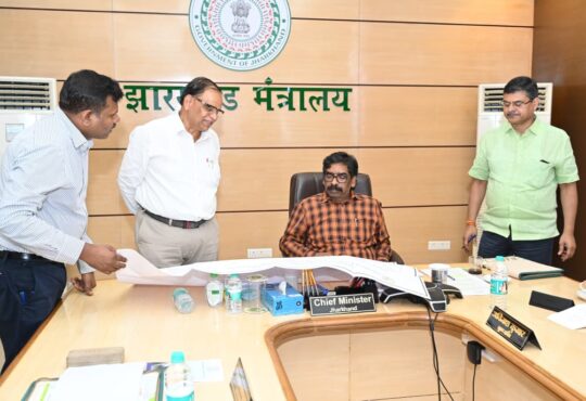 ऊर्जा विभाग की समीक्षा बैठक में अधिकारियों के साथ मुख्यमंत्री हेमंत सोरेन।