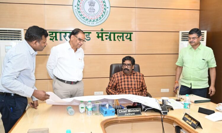 ऊर्जा विभाग की समीक्षा बैठक में अधिकारियों के साथ मुख्यमंत्री हेमंत सोरेन।