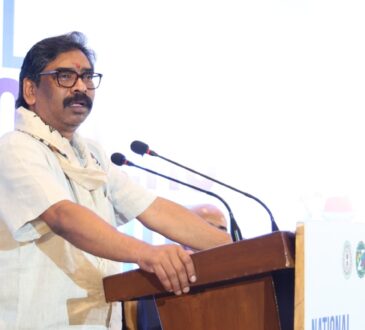 नई दिल्ली में विजन-2050 राष्ट्रीय हितधारक परामर्श के दौरान मुख्यमंत्री हेमंत सोरेन वैश्विक टेक कंपनियों के प्रतिनिधियों के साथ AI, डिजिटल गवर्नेंस और झारखंड में तकनीकी निवेश पर चर्चा करते हुए