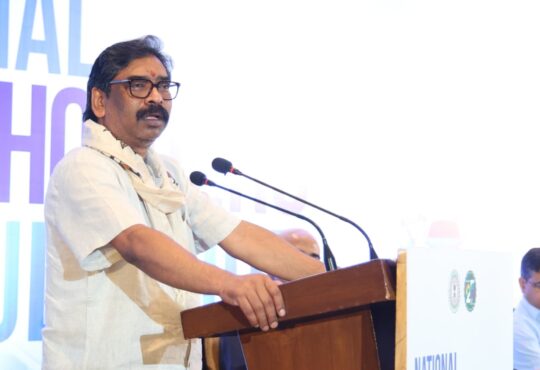 नई दिल्ली में विजन-2050 राष्ट्रीय हितधारक परामर्श के दौरान मुख्यमंत्री हेमंत सोरेन वैश्विक टेक कंपनियों के प्रतिनिधियों के साथ AI, डिजिटल गवर्नेंस और झारखंड में तकनीकी निवेश पर चर्चा करते हुए