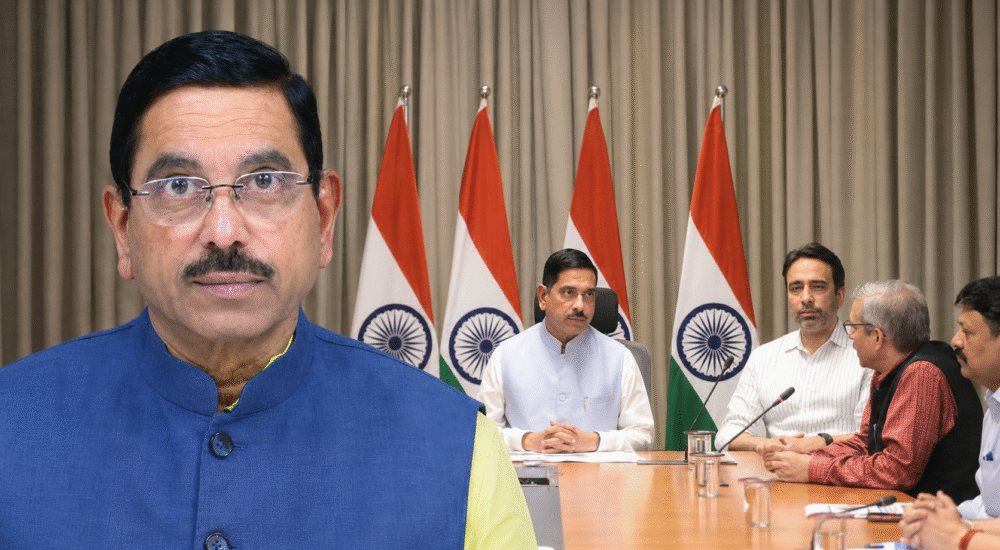 प्रह्लाद जोशी शिक्षा मंत्रालय की बैठक के दौरान अधिकारियों के साथ चर्चा करते हुए।
