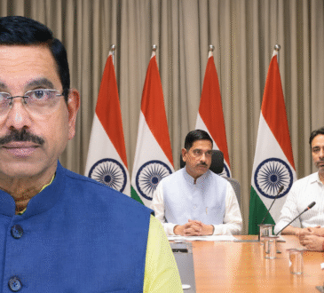 प्रह्लाद जोशी शिक्षा मंत्रालय की बैठक के दौरान अधिकारियों के साथ चर्चा करते हुए।