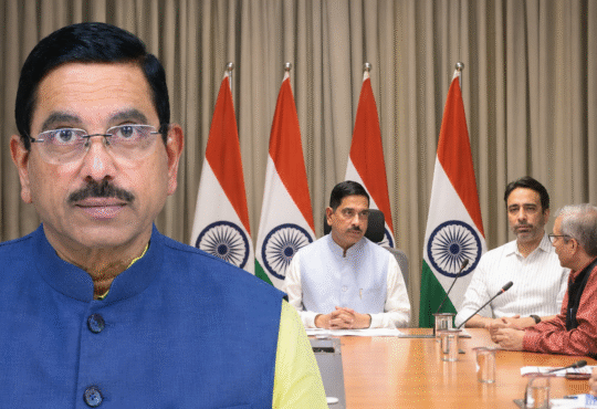 प्रह्लाद जोशी शिक्षा मंत्रालय की बैठक के दौरान अधिकारियों के साथ चर्चा करते हुए।