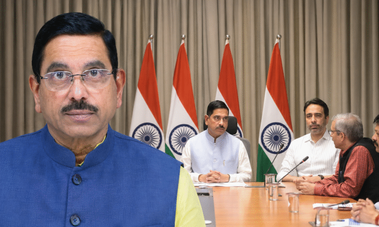 प्रह्लाद जोशी शिक्षा मंत्रालय की बैठक के दौरान अधिकारियों के साथ चर्चा करते हुए।