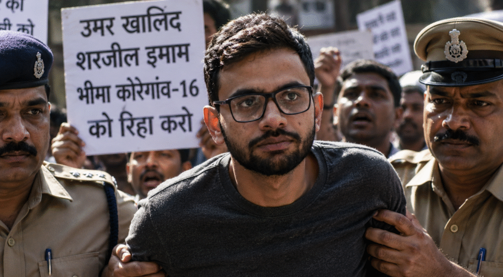 गोवा के पणजी में उमर खालिद और शरजील इमाम के समर्थन में पोस्टर दिखाने के बाद पुलिस द्वारा हिरासत में लिए गए प्रदर्शनकारी।