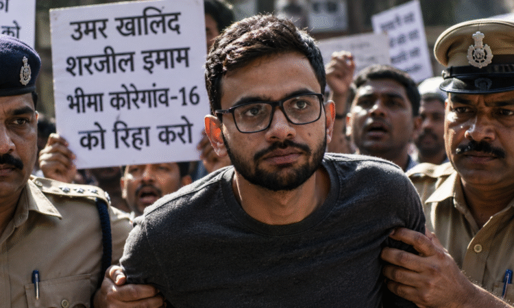 गोवा के पणजी में उमर खालिद और शरजील इमाम के समर्थन में पोस्टर दिखाने के बाद पुलिस द्वारा हिरासत में लिए गए प्रदर्शनकारी।